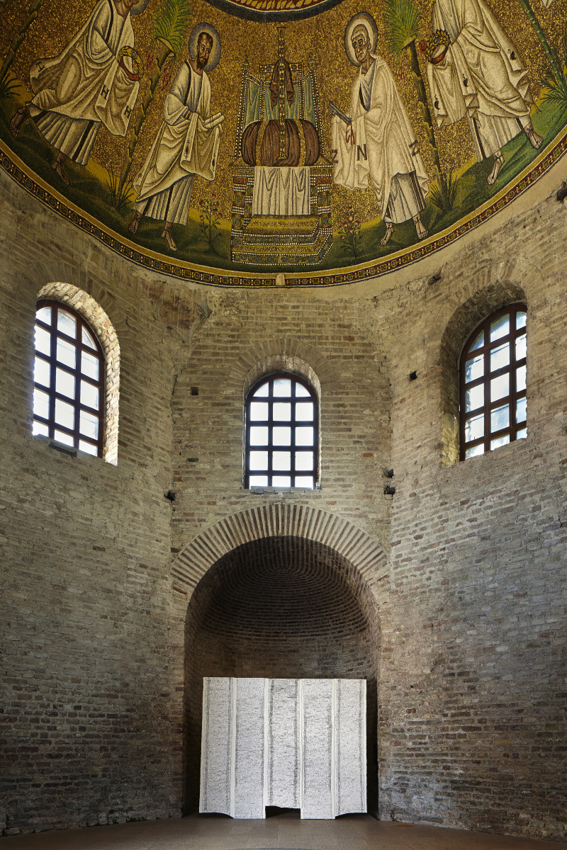 Sudari,  2017  cm 200x225.  Allestimento site specific. Battistero degli Ariani, Ravenna